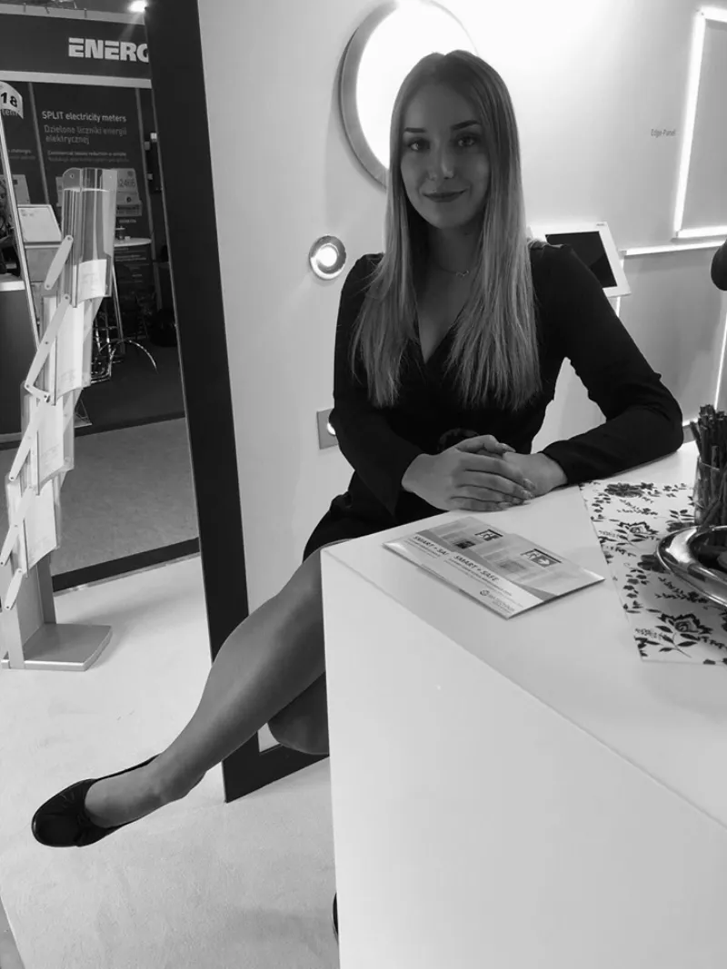 hostessa-na-stoisku-energ
